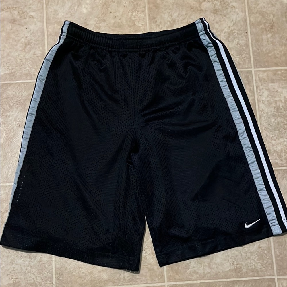 Y2K Youth baggy Nike lined basketball shorts